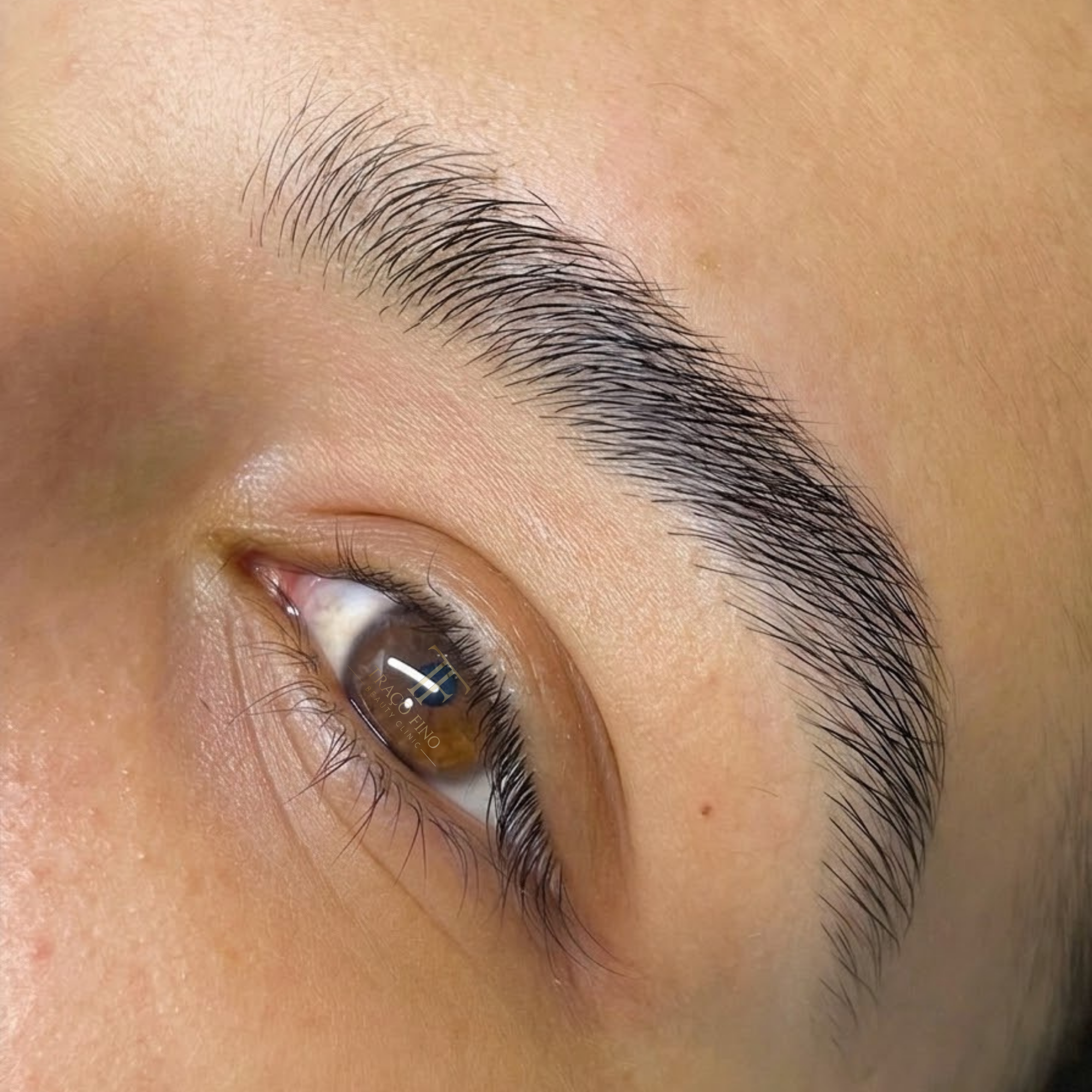 Detalhe de design de sobrancelhas com acabamento natural